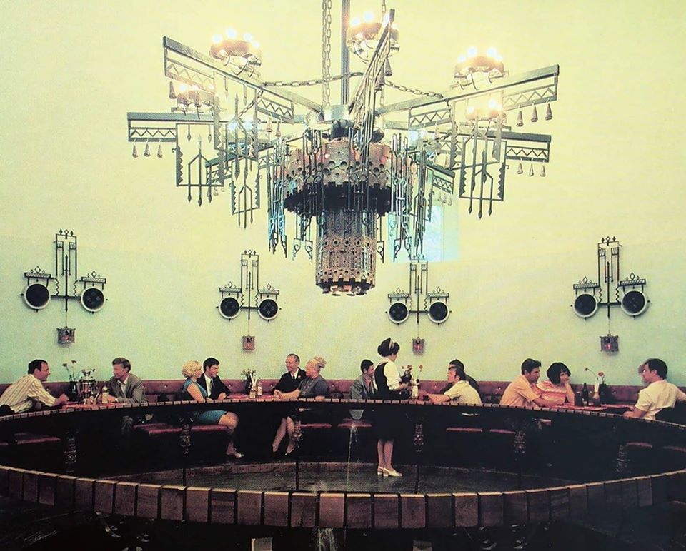 Кафе на третьем этаже с фонтаном Кафе на третьем этаже с фонтаном. Новости Днепра