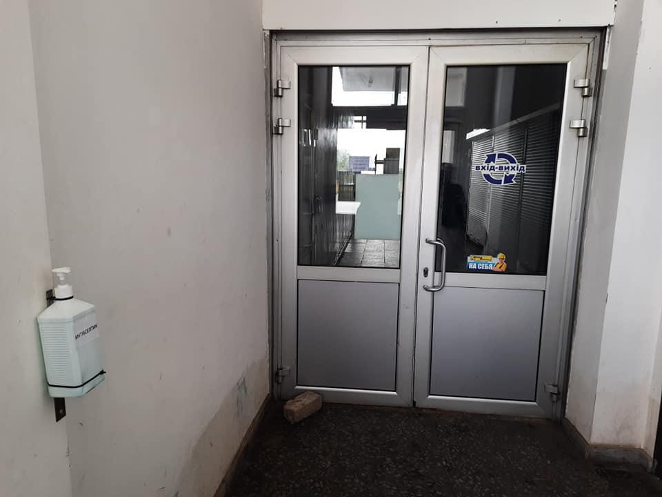 На каждой входной двери висят антисептики Антисептики на двери