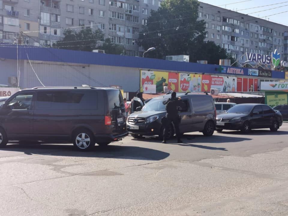 В Днепре спецназ провел задержание у супермаркета. Новости Днепра