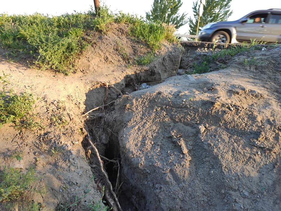 Дожди начали подмывать мост В Днепре дожди начали подмывать мост