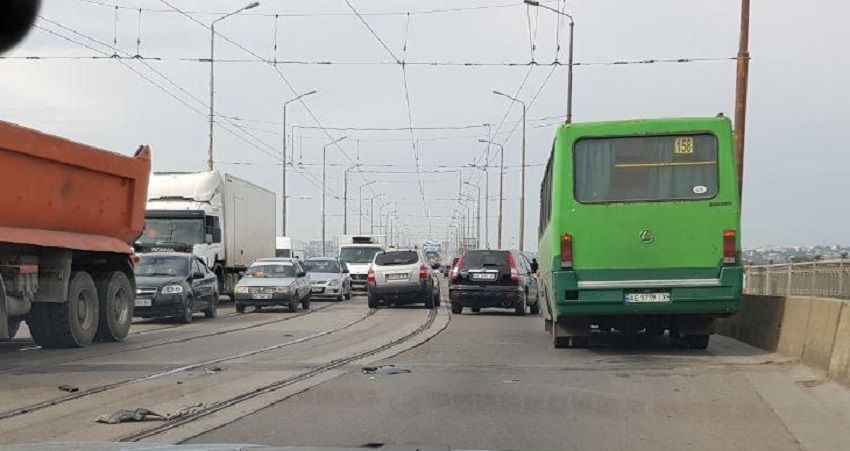 На Амурском мосту парализовано движение из-за серьезного ДТП. Новости Днепра