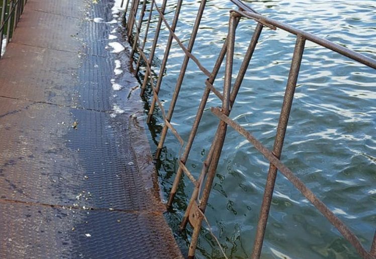 В Днепре начал тонуть пешеходный мост. Новости Днепра