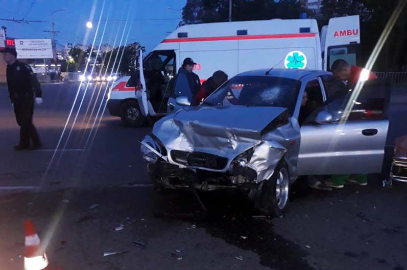 В результате аварии травмы получили четыре человека, все они в состоянии средней тяжести были доставлены в больницу. Новости Днепра