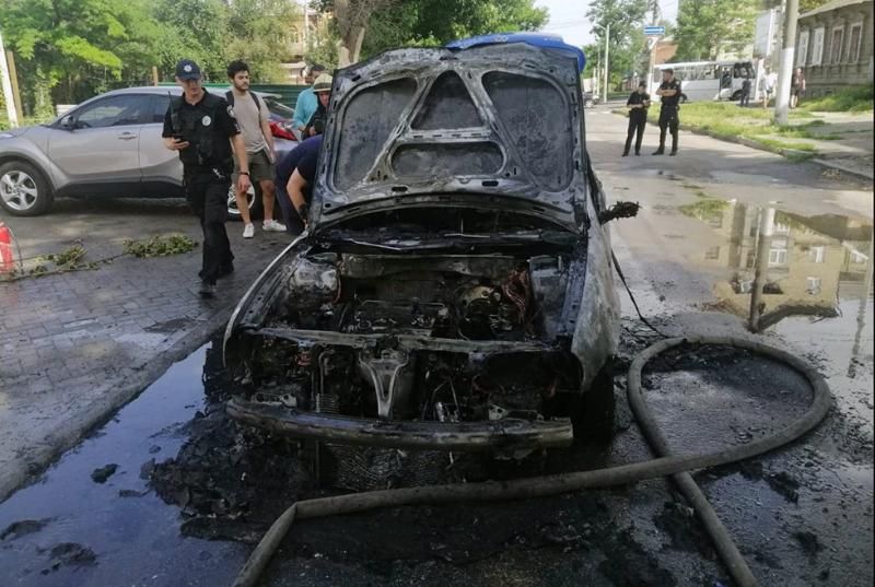 Автомобиль загорелся во время движения. Новости Днепра