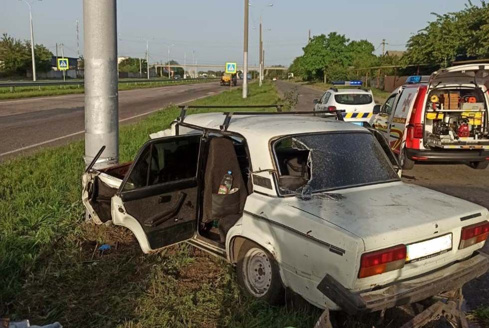 В Поргородном «ВАЗ» влетел в столб. Новости Днепра
