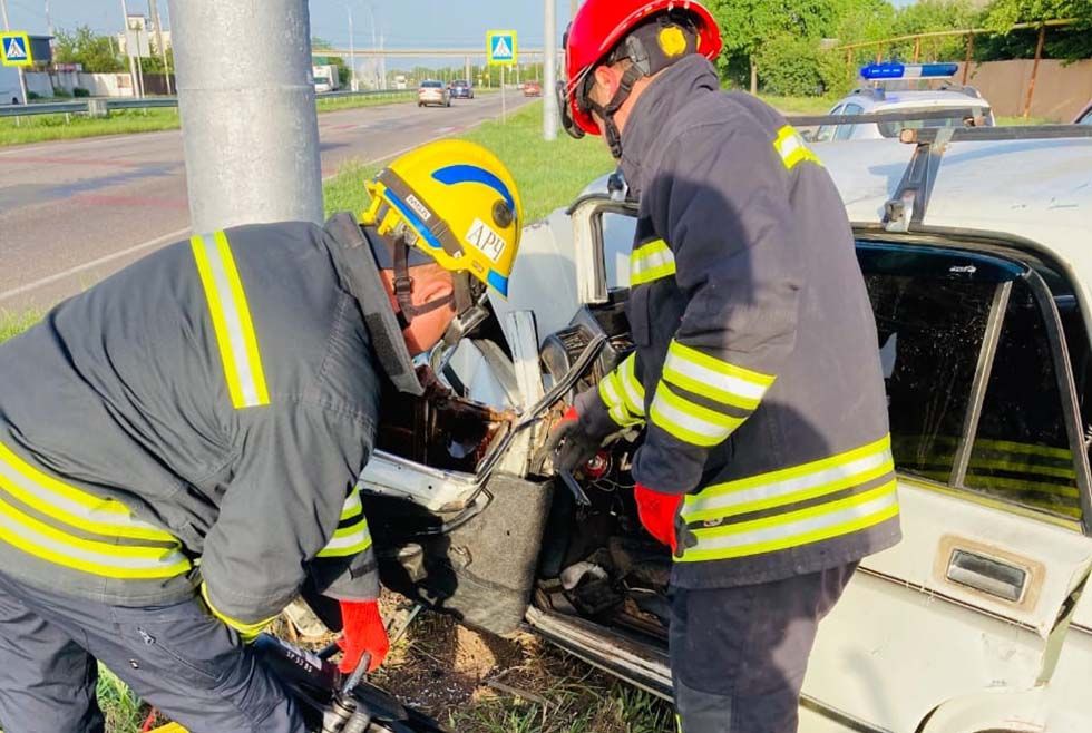 В Поргородном «ВАЗ» влетел в столб. Новости Днепра
