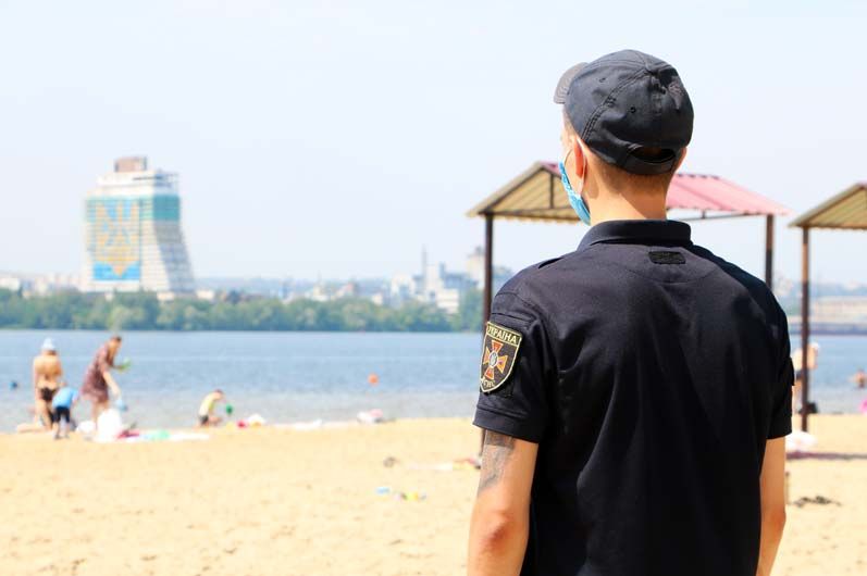 Спасатели напомнили днепрянам правила поведения на воде, пройдясь по городским пляжам. Новости Днепра