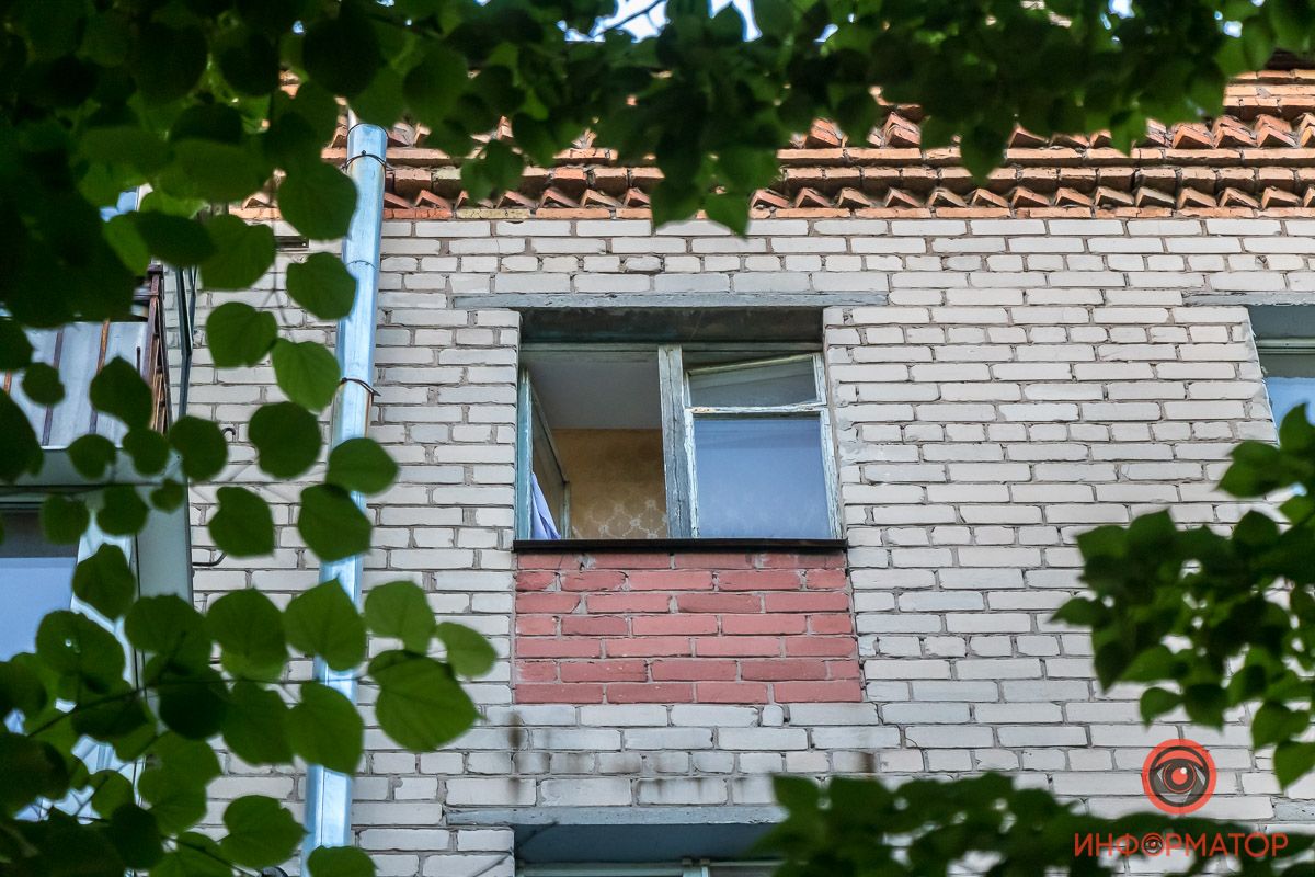 В Днепре мужчина выпал из окна дома. Новости Днепра