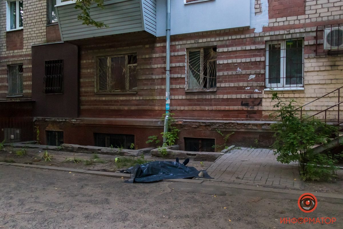 В Днепре мужчина выпал из окна дома. Новости Днепра
