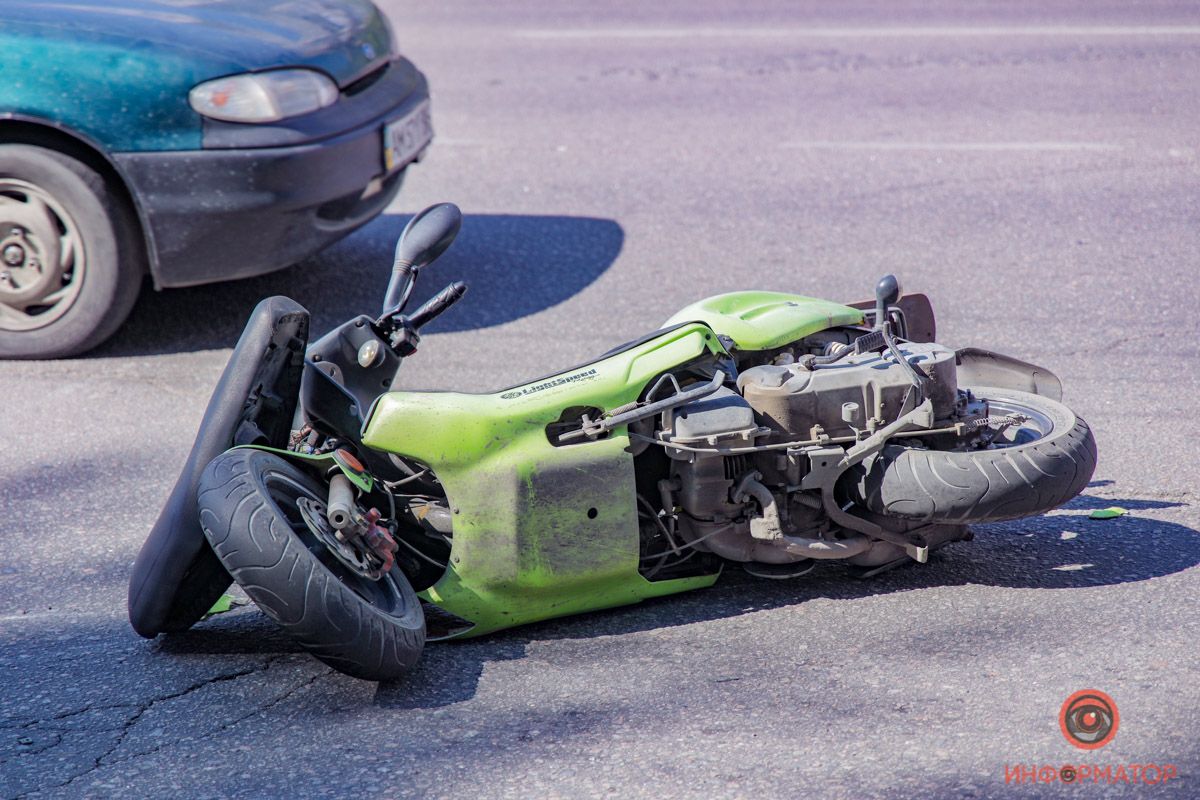 ДТП в Днепре: скутер врезался в авто