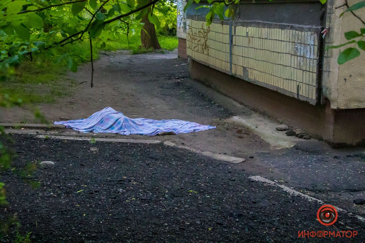В Днепре женщина выпала из окна и погибла. Новости Днепра
