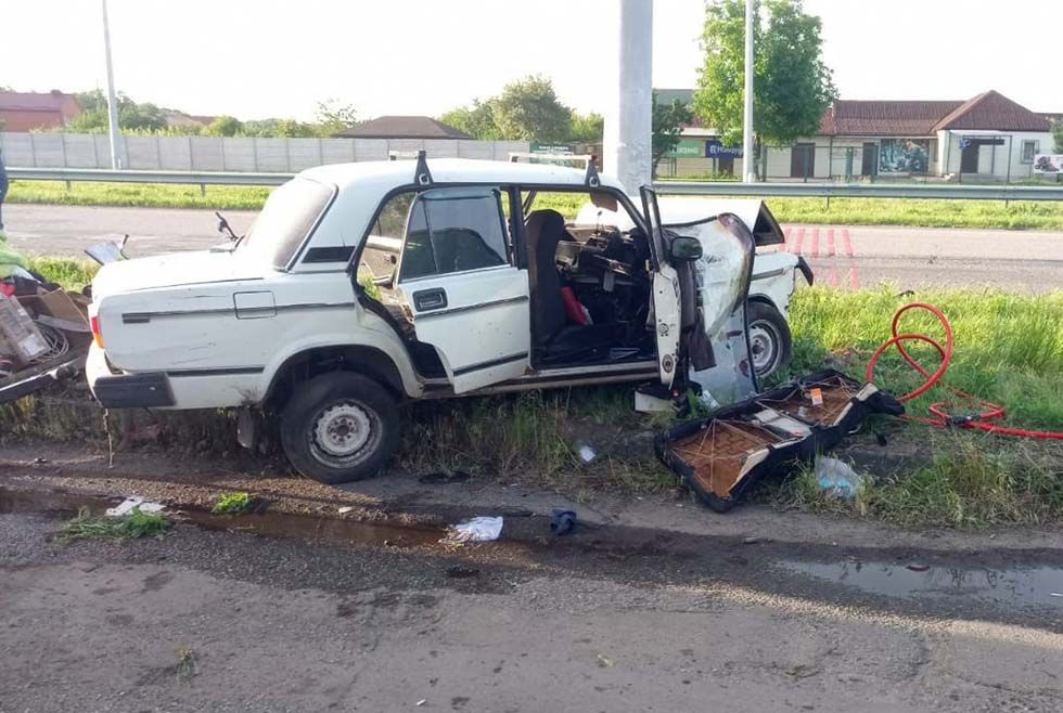 В Поргородном «ВАЗ» влетел в столб. Новости Днепра