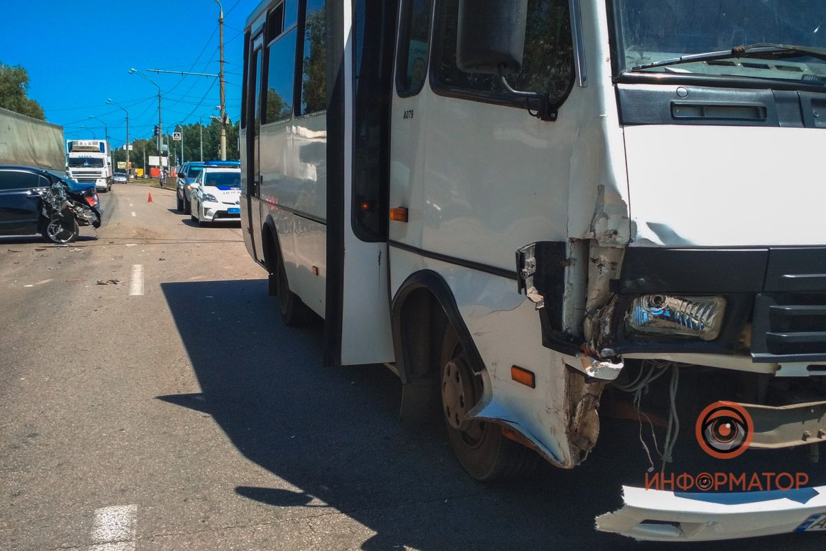 В Днепре автобус влетел в легковое авто. Новости Днепра
