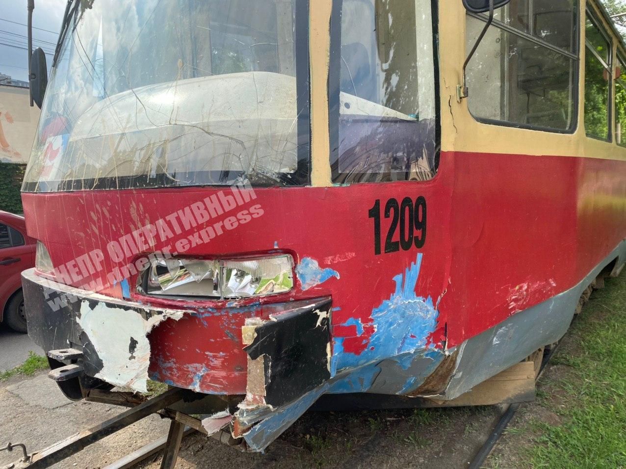 В Днепре столкнулись трамвай и легковое авто. Новости Днепра