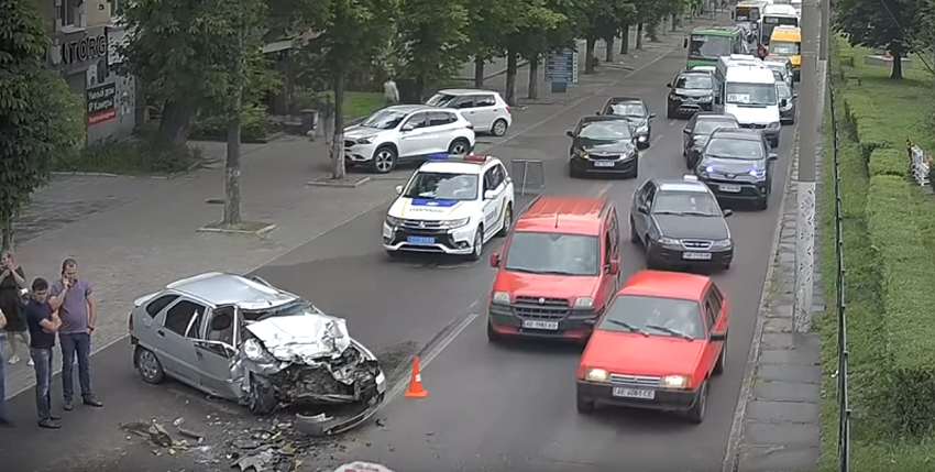 В Каменском авто врезалось в автобус и перевернулось. Новости Днепра