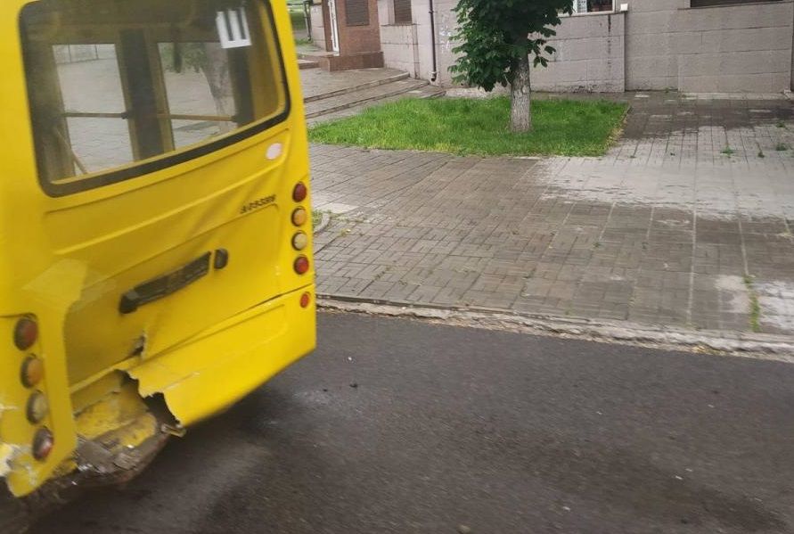 В Каменском авто врезалось в автобус и перевернулось. Новости Днепра