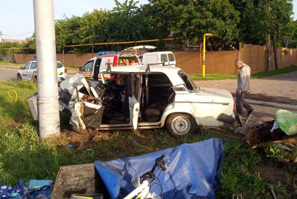 В Поргородном «ВАЗ» влетел в столб. Новости Днепра