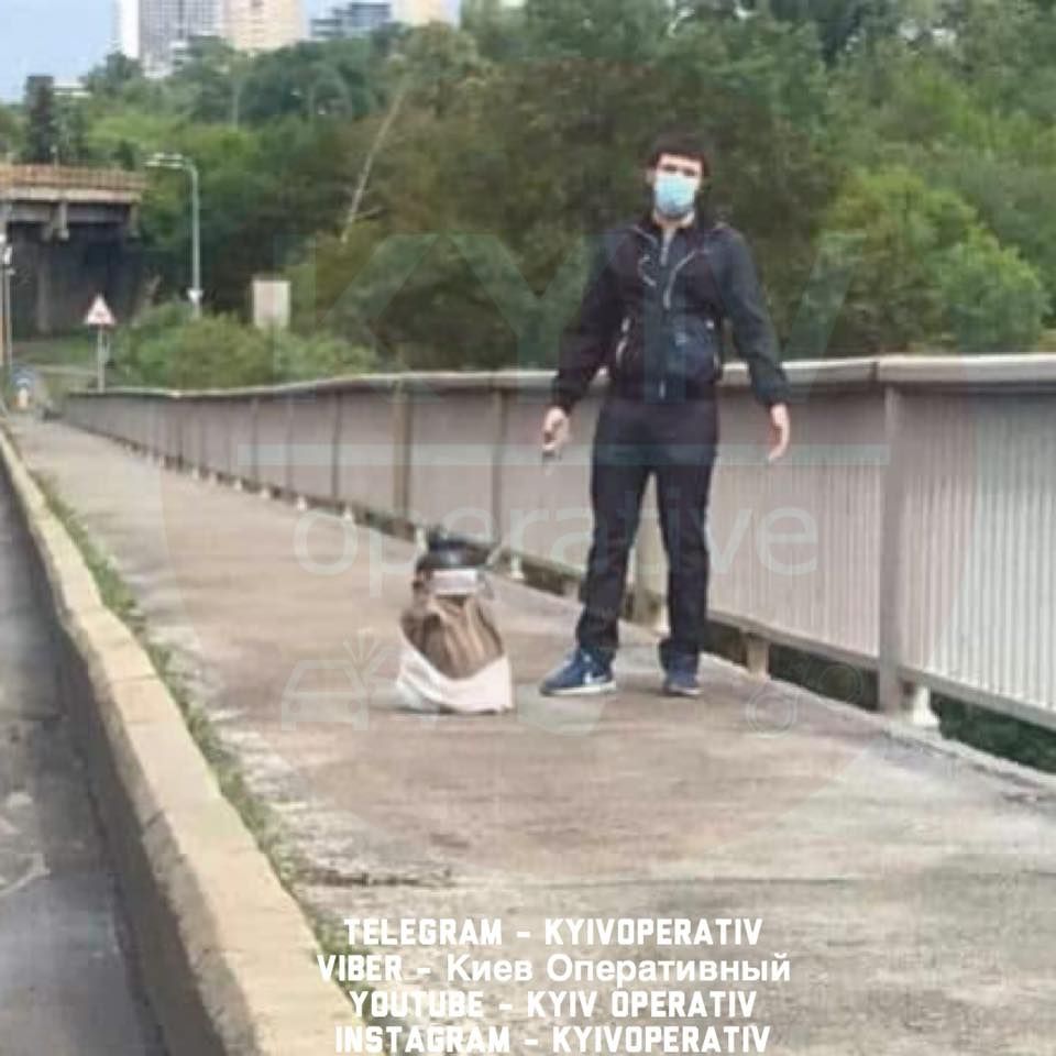 Бронетехника и снайперы: в Киеве мужчина угрожал взорвать мост мост Метро в Киеве