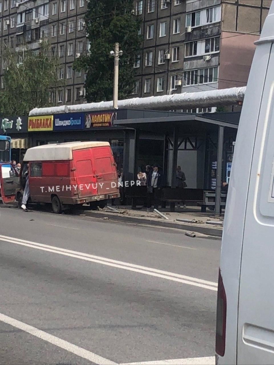 В Днепре микроавтобус врезался в остановку. Новости Днепра