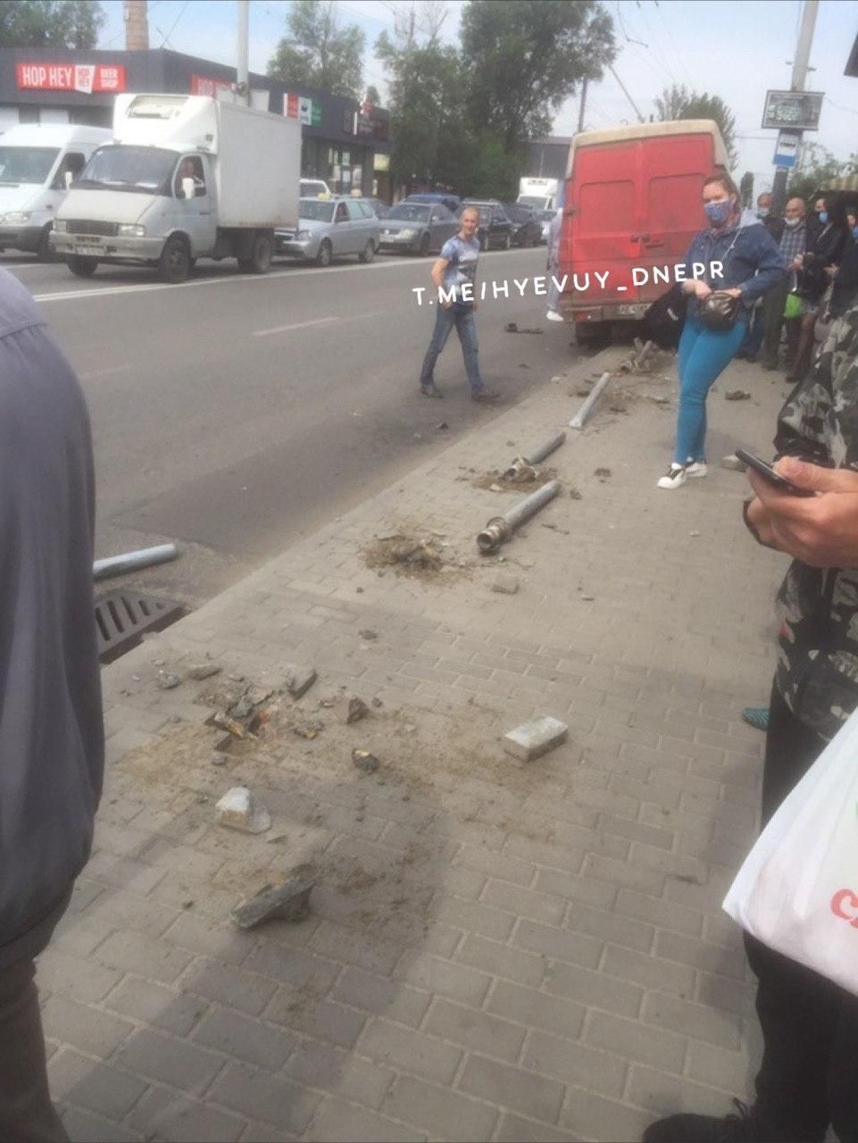 В Днепре микроавтобус врезался в остановку. Новости Днепра