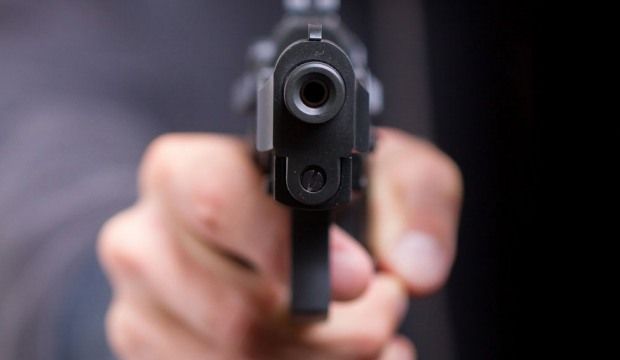 Полицейский обвинил парней в том, что они хранят наркотические средства, а после того, как один из стал бежать, открыл стрельбу. Новости Днепра