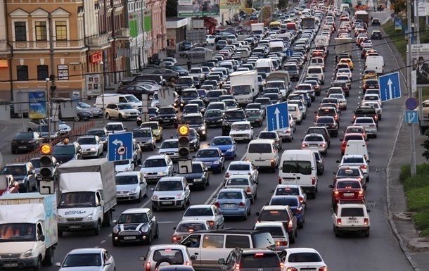 На некоторых улицах Днепра сложно проехать, образовались пробки в связи с утренним час-пиком. Новости Днепра