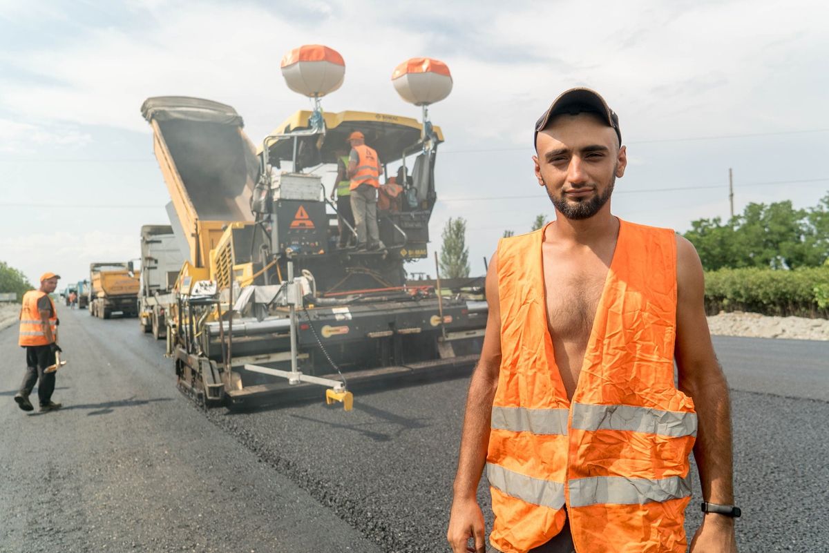 Как выглядят люди, которые строят дороги в Украине. Новости Украины