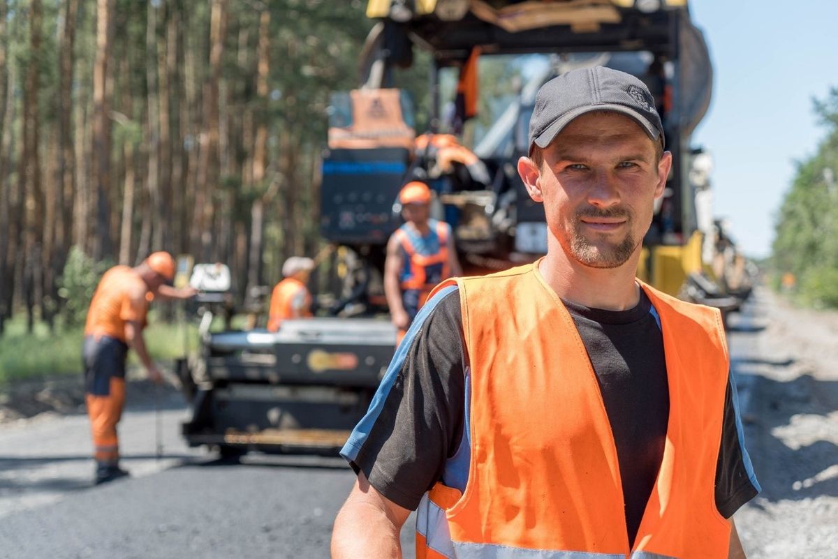 Как выглядят люди, которые строят дороги в Украине. Новости Украины
