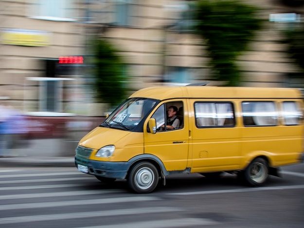 Ребенок стоял возле открытых вторых дверей маршрутки в то время, как она ехала. Новости Днепра