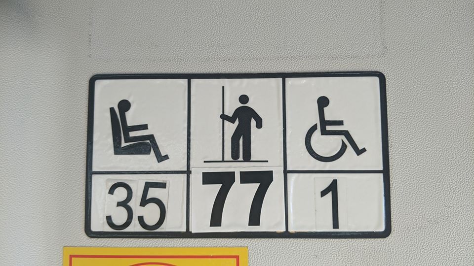 Максимальная их вместимость 77 человек Автобусы могут вмещать больше 75 человек