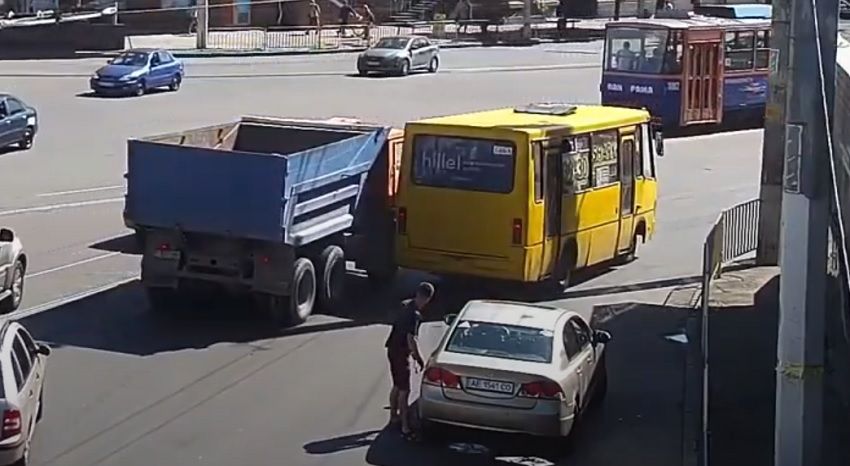 В Днепре столкнулись автобус и грузовик. Новости Днепра