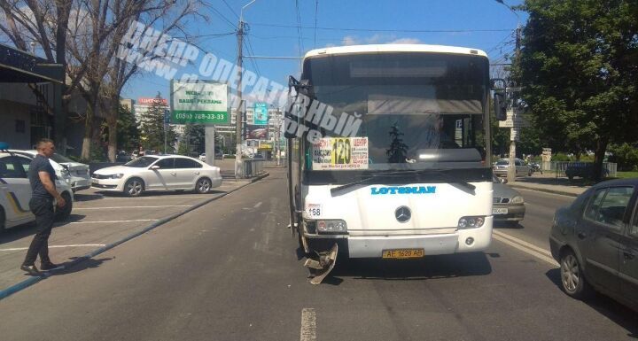 На Набережной в Днепре случилось ДТП с пассажирским автобусом ДТП с автобусом