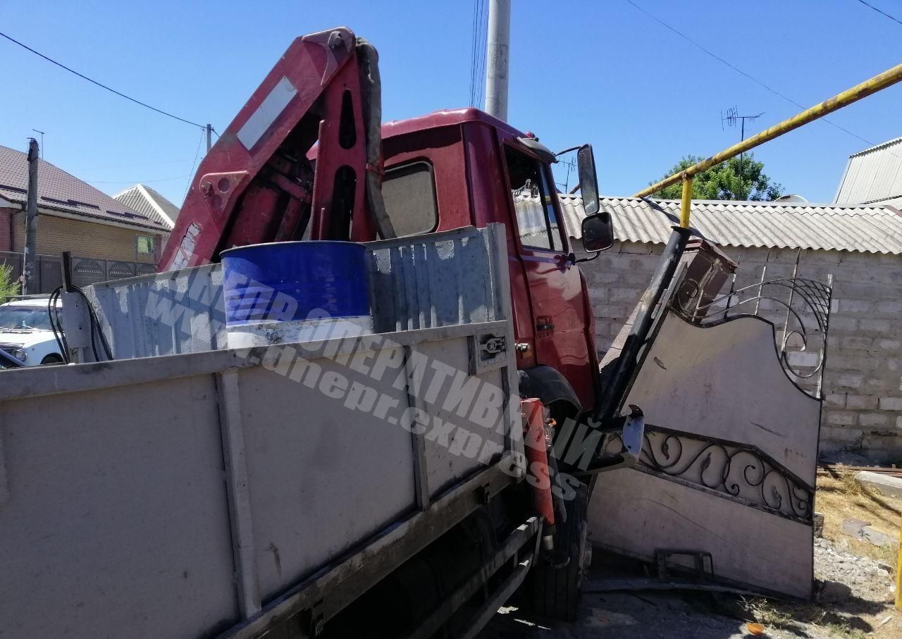 В Днепре грузовик влетел во двор дома. Новости Днепра