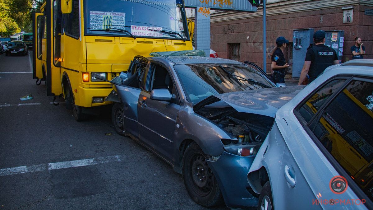 В Днепре у маршрутки отказали тормоза: она протаранила 3 авто. Новости Днепра