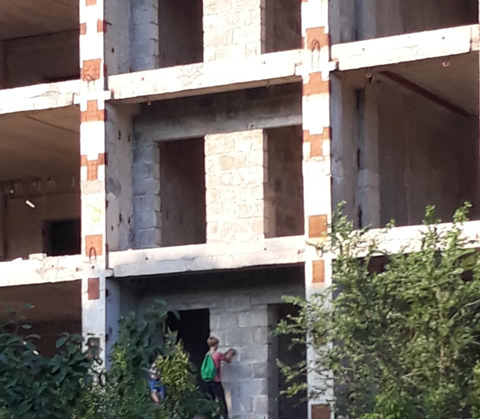 Подростки швыряют камни с крыши заброшки. Новости Днепра