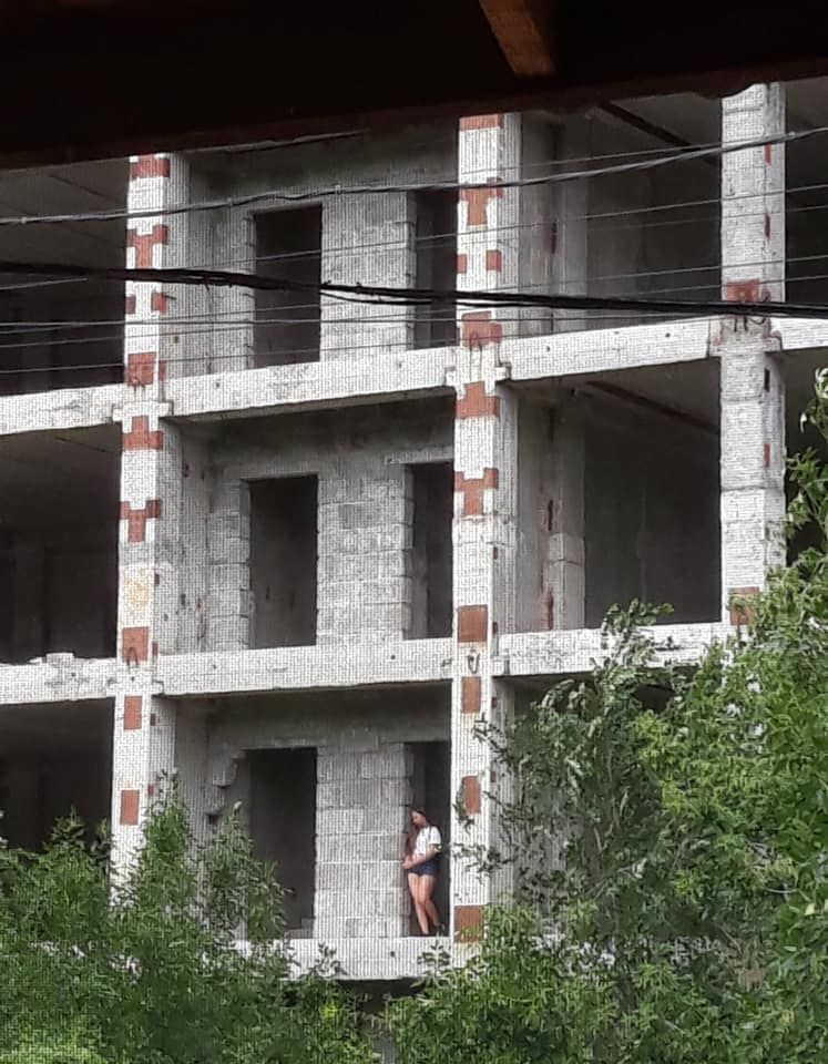 Подростки швыряют камни с крыши заброшки. Новости Днепра