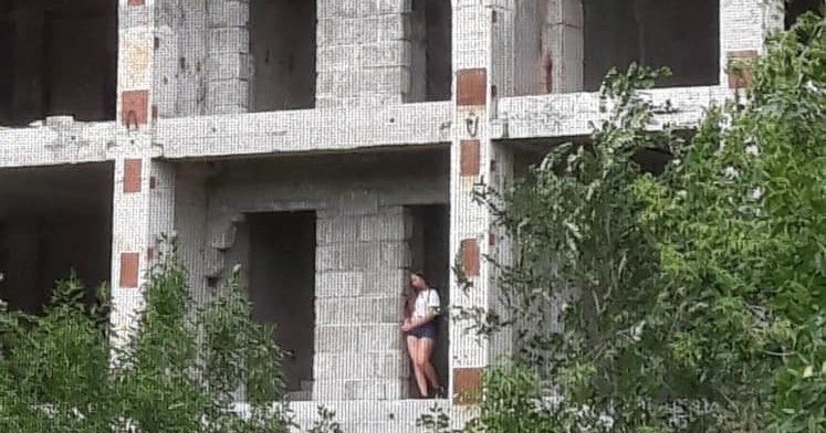 Подростки швыряют камни с крыши заброшки. Новости Днепра