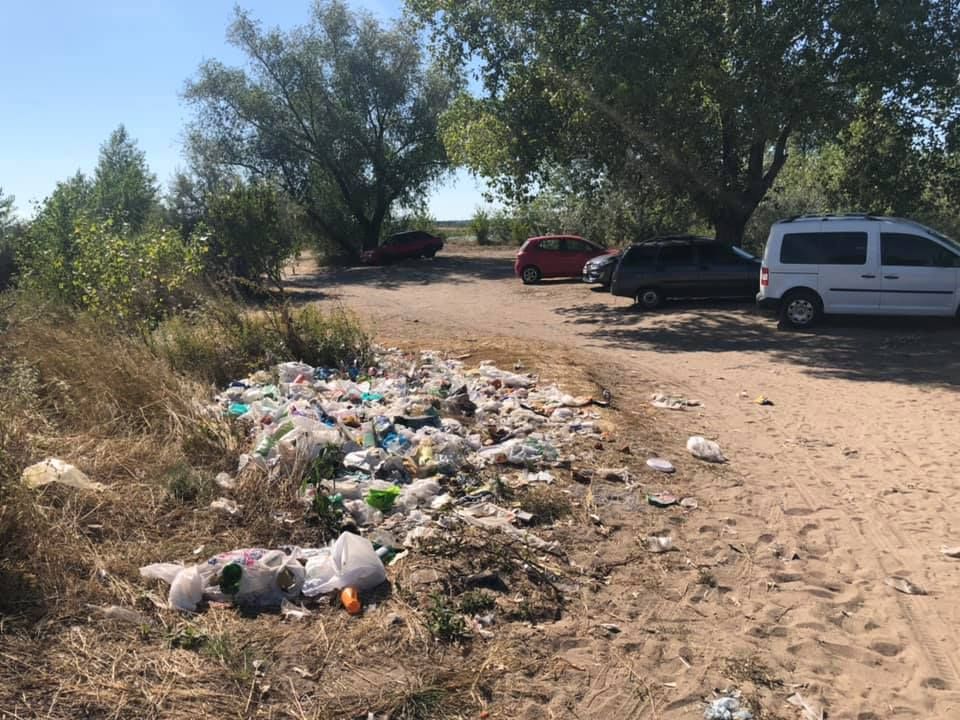 Под Днепром пляж на Голубых озерах превратился в стихийную свалку. Новости Днепра