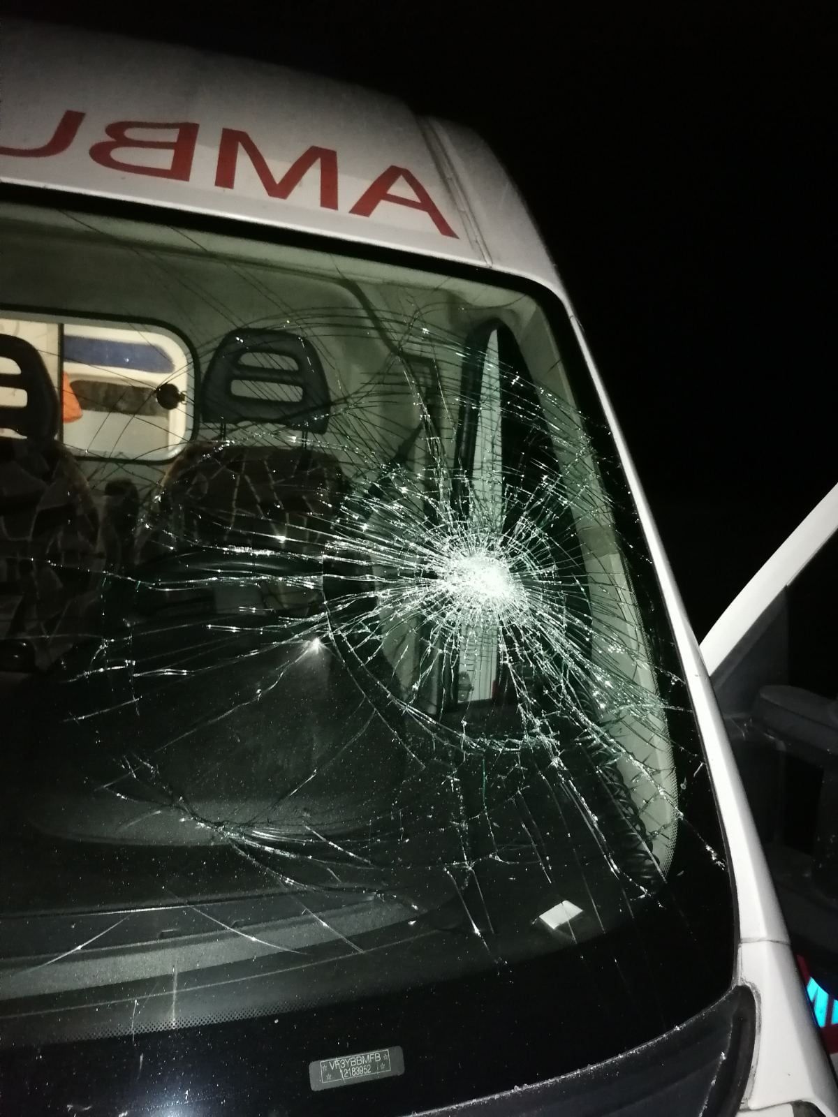 Неадекватный мужчина разбил стекло Скорой. Новости Днепра