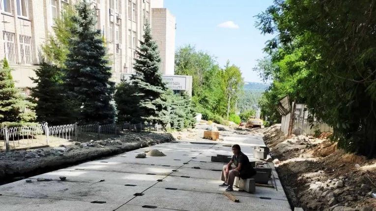 Коммунальщики начали ремонт разрушенной дождем улицы. Новости Днепра