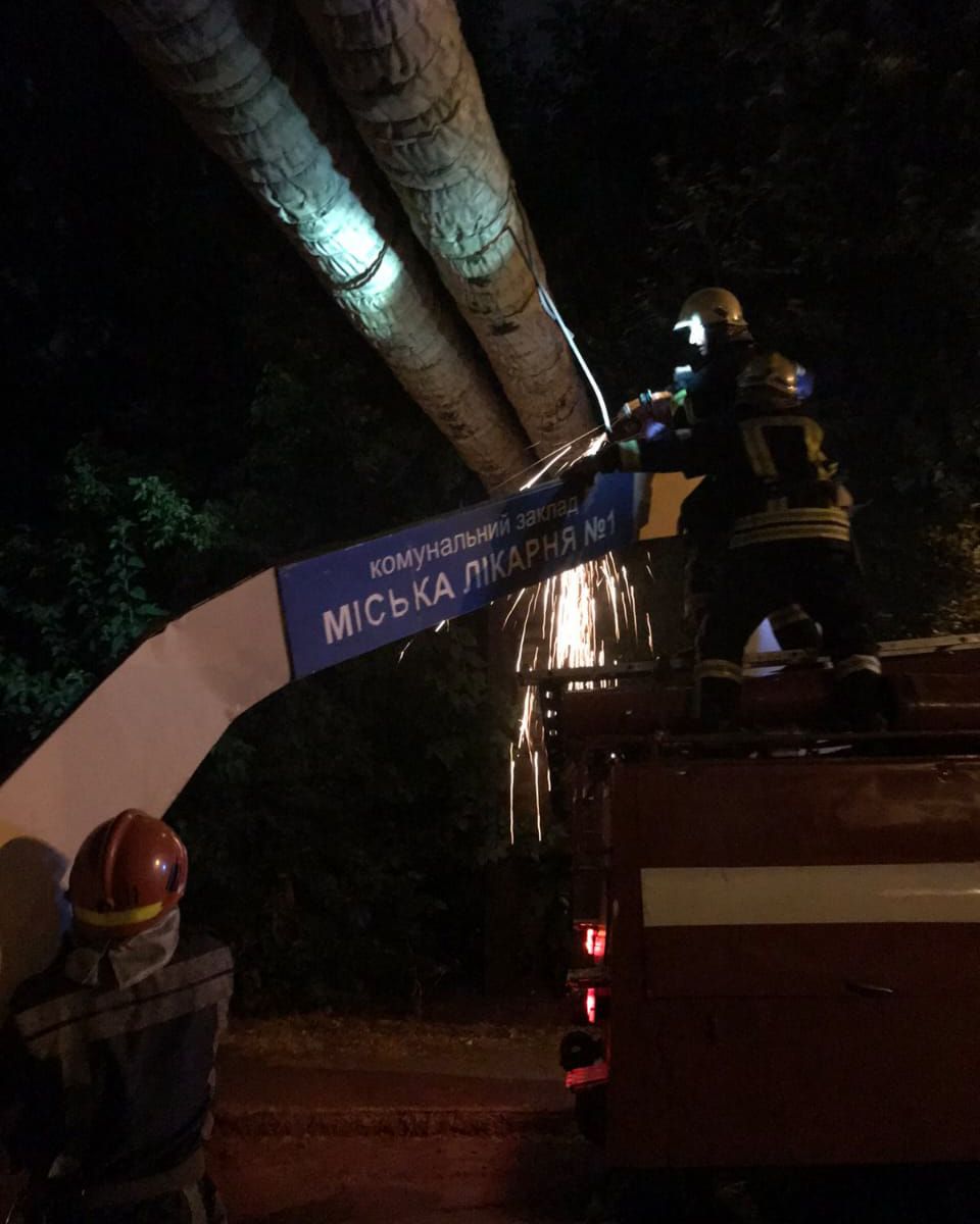 Спасатели вытащили грузовик из ловушки. Новости Днепра