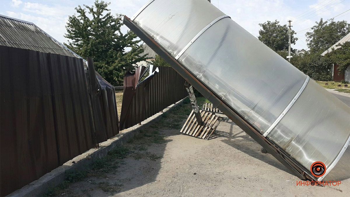 В Днепре автомобиль снес остановку. Новости Днепра