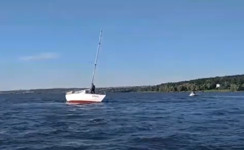 Яхта застряла на мели. Новости Днепра