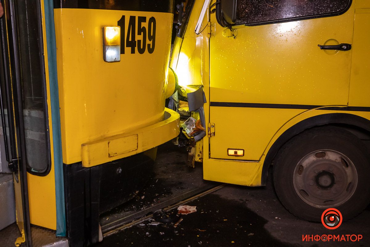 Столкнулись маршрутка и трамвай. Новости Днепра