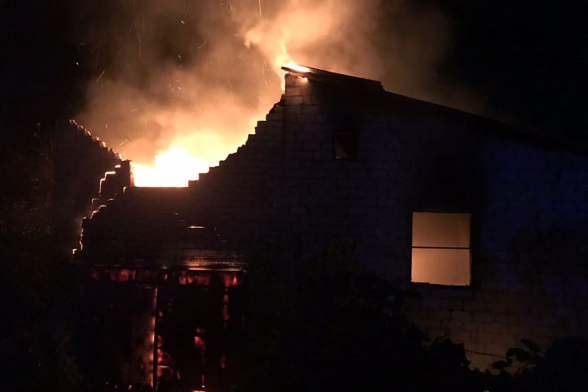 Пожар уничтожил имущество в жилом доме. Новости Днепра