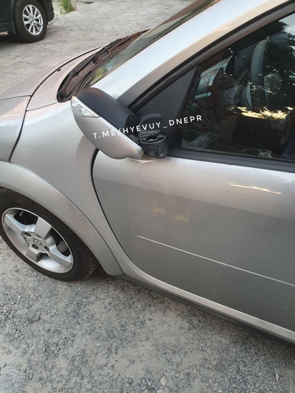 Мужчина разбивает автомобили. Новости Днепра