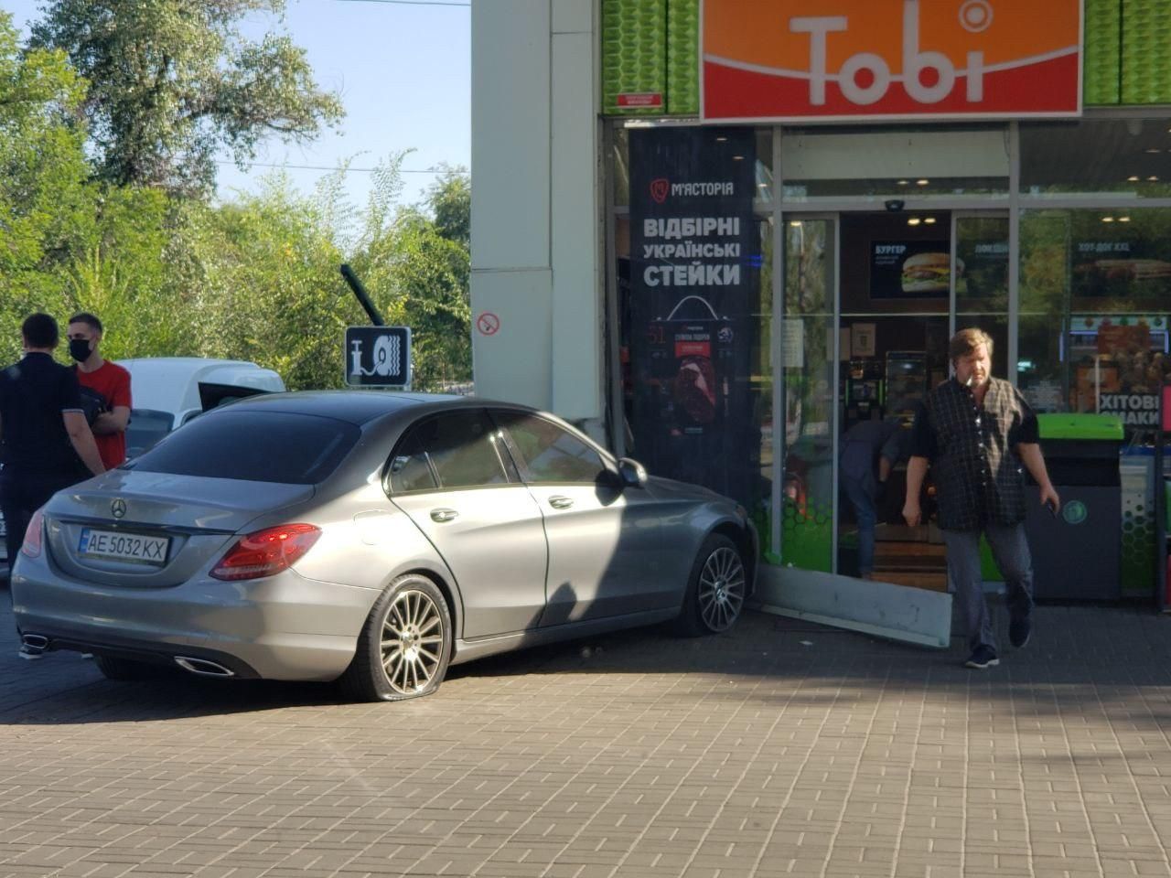 Водитель не справился с управлением и врезался в заправку. Новости Днепра