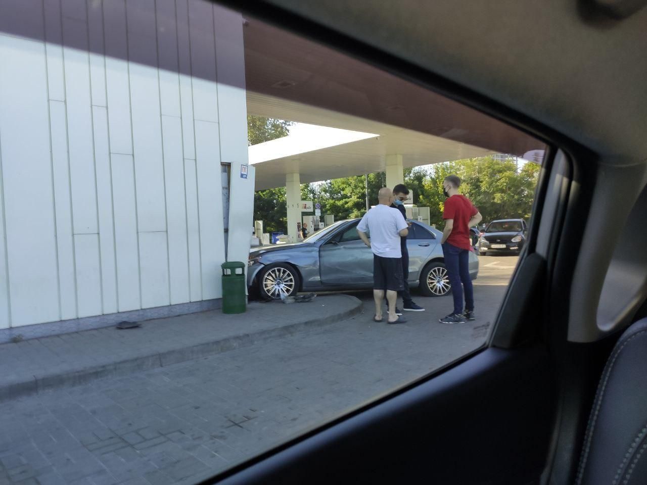 Водитель не справился с управлением и врезался в заправку. Новости Днепра