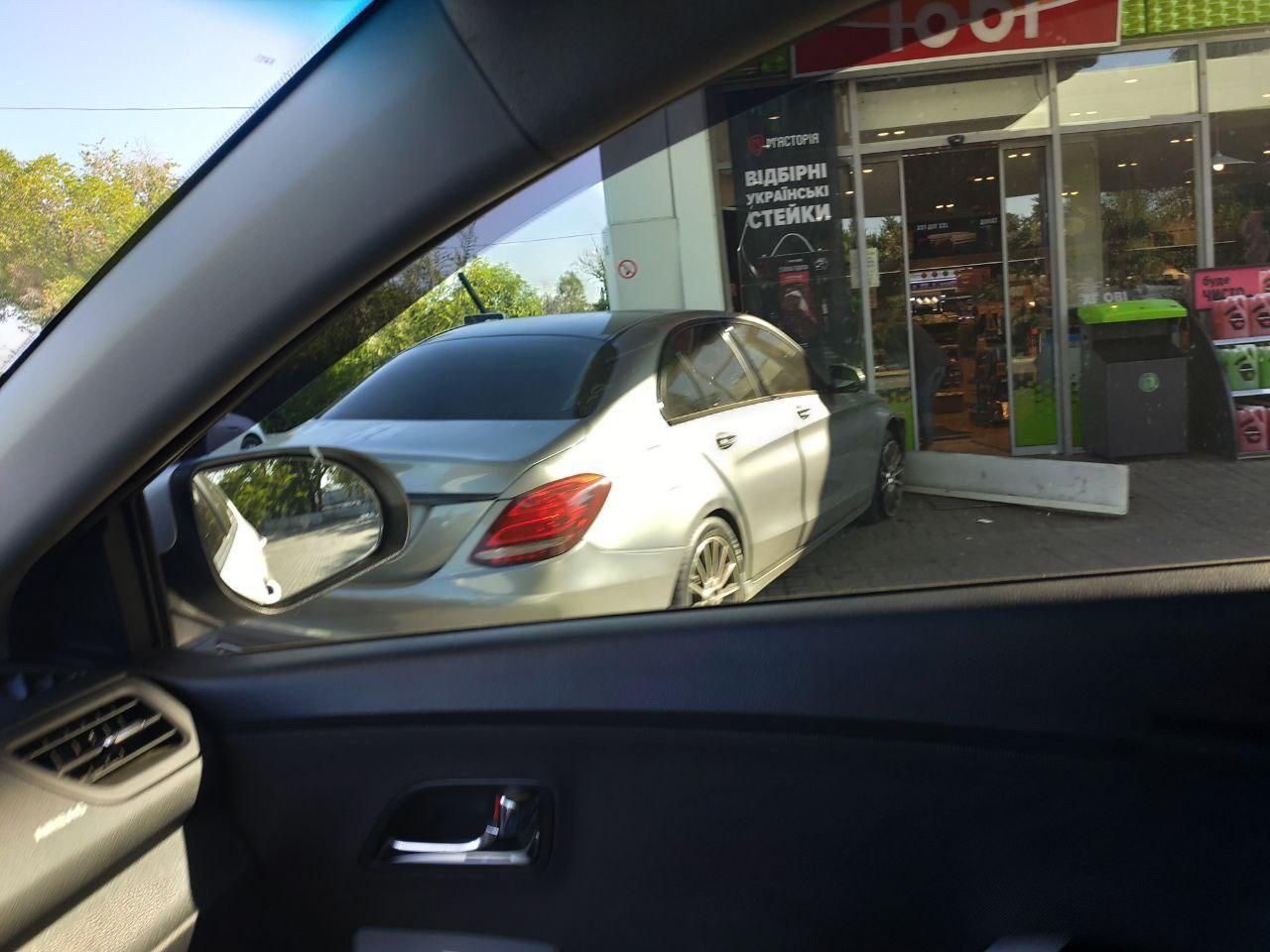 Водитель не справился с управлением и врезался в заправку. Новости Днепра