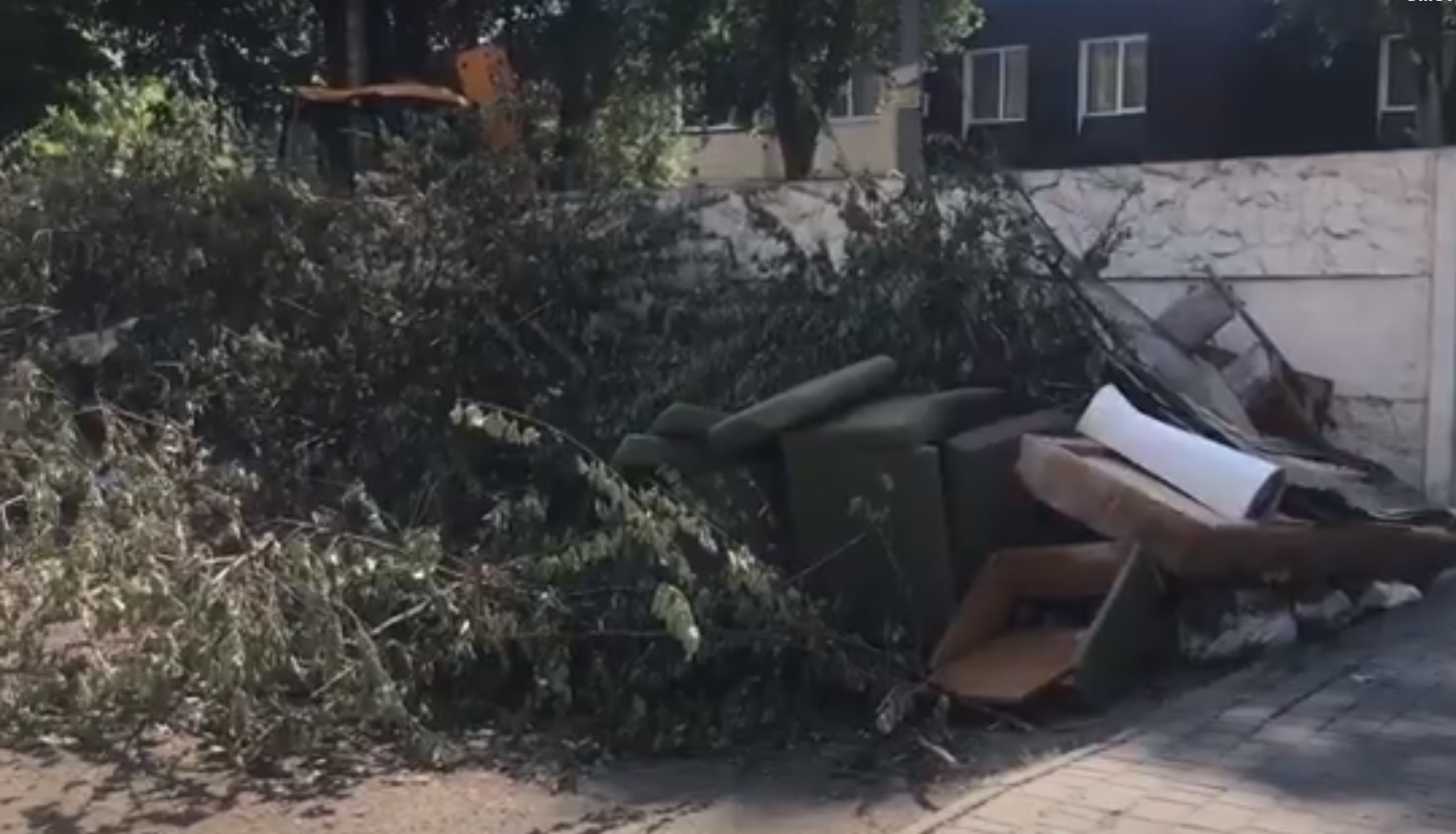 Горожане превратили свой дом в свалку. Новости Днепра